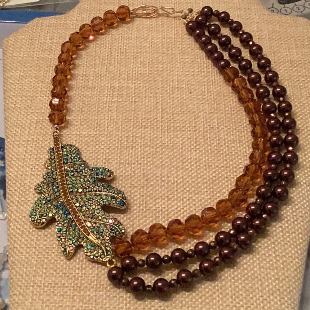 Necklace With Leaf Insert Crystal Beads